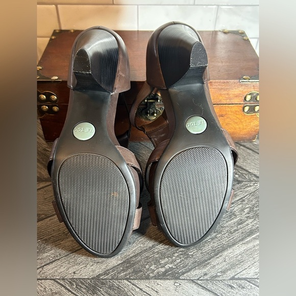 Me Too Small Heeled Brown Leather Upper Sandals EUC size 8.5 fits an 8 as well - Picture 7 of 9